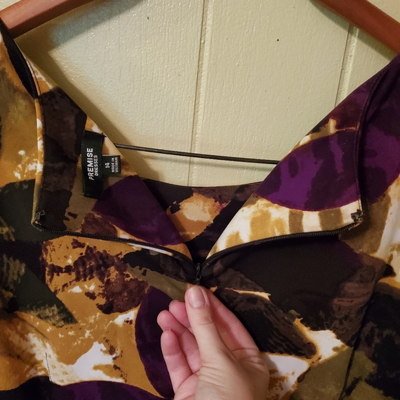 Sleeveless, Knee-Length Dress - Picture 3 of 3